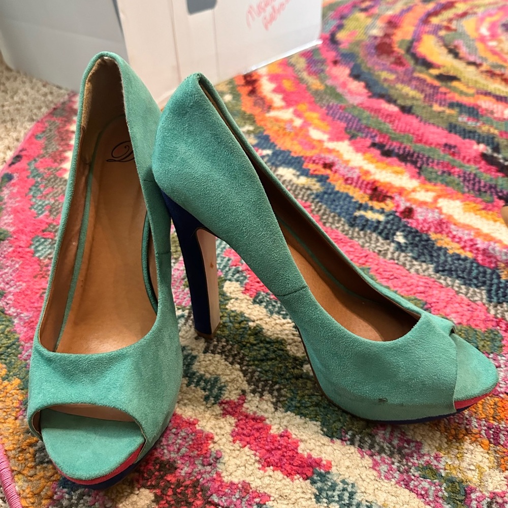 Women’s size 11 platform heels in great condition
